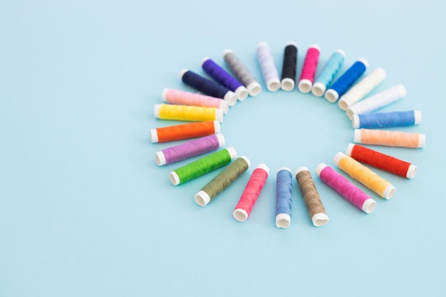 Kolorowe nici na szpulkach